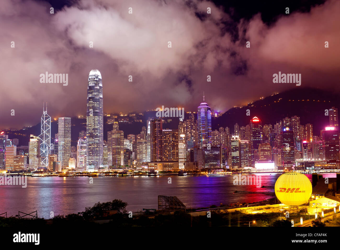 Erhöhten Blick auf den belebten Hafen von Hongkong, Central District von Hong Kong Island und Victoria Peak, Hong Kong, China Stockfoto