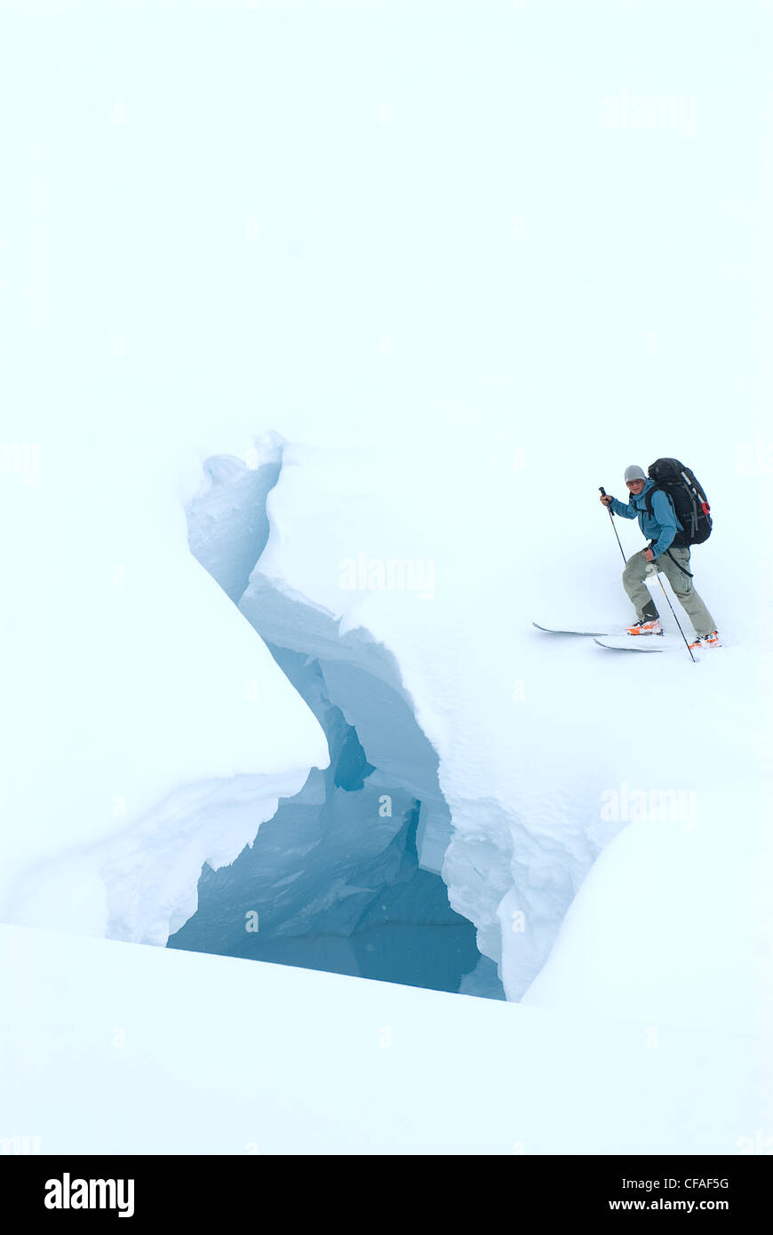 Ein Skifahrer trifft eine Gletscherspalte während weiß-Out Navigation entlang der Leduc-Gletscher in der Nähe von Stewart, Yukon, Kanada. Stockfoto