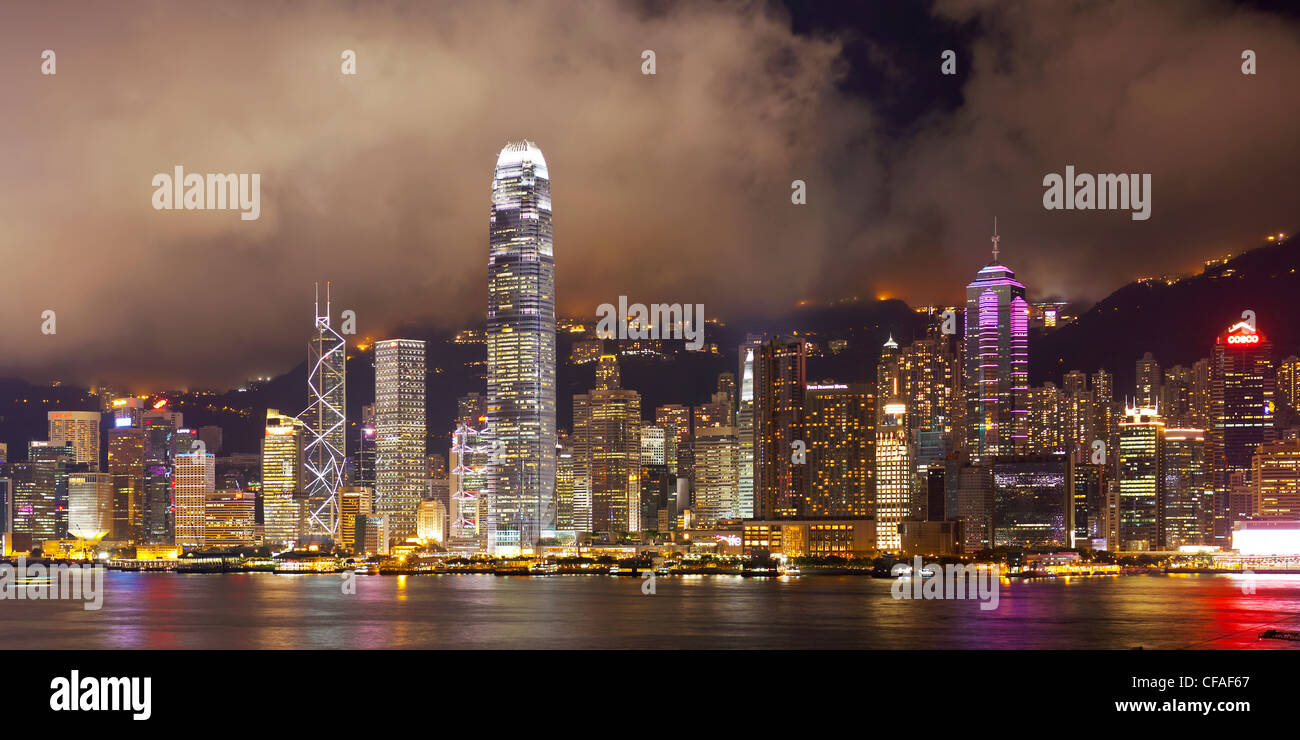 Erhöhten Blick auf den belebten Hafen von Hongkong, Central District von Hong Kong Island und Victoria Peak, Hong Kong, China Stockfoto