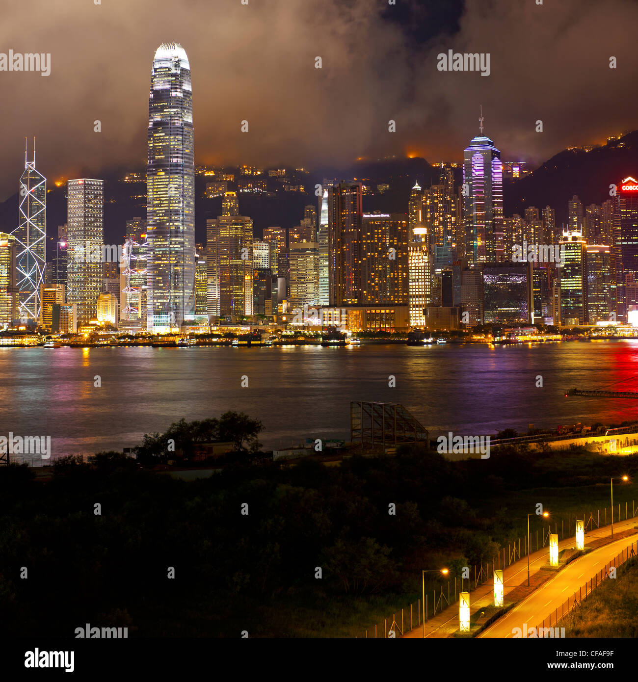 Erhöhten Blick auf den belebten Hafen von Hongkong, Central District von Hong Kong Island und Victoria Peak, Hong Kong, China Stockfoto
