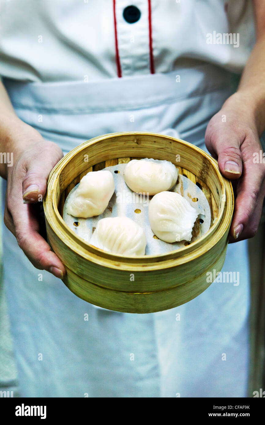 Dim-Sum-Vorbereitung in einer Restaurantküche in Hong Kong, China Stockfoto