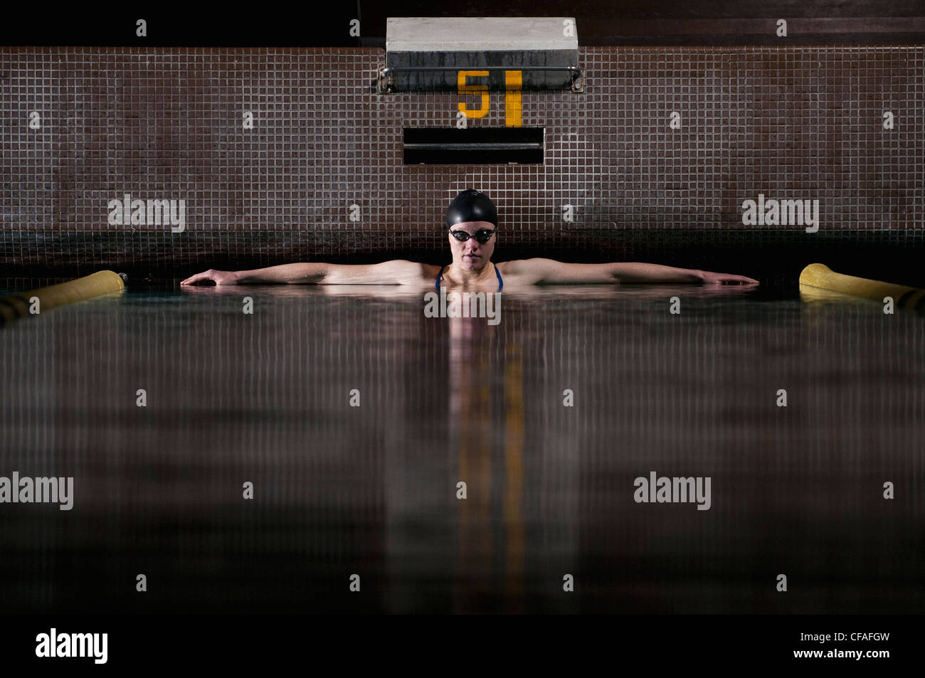 Schwimmer im Schwimmbad stehen Stockfoto