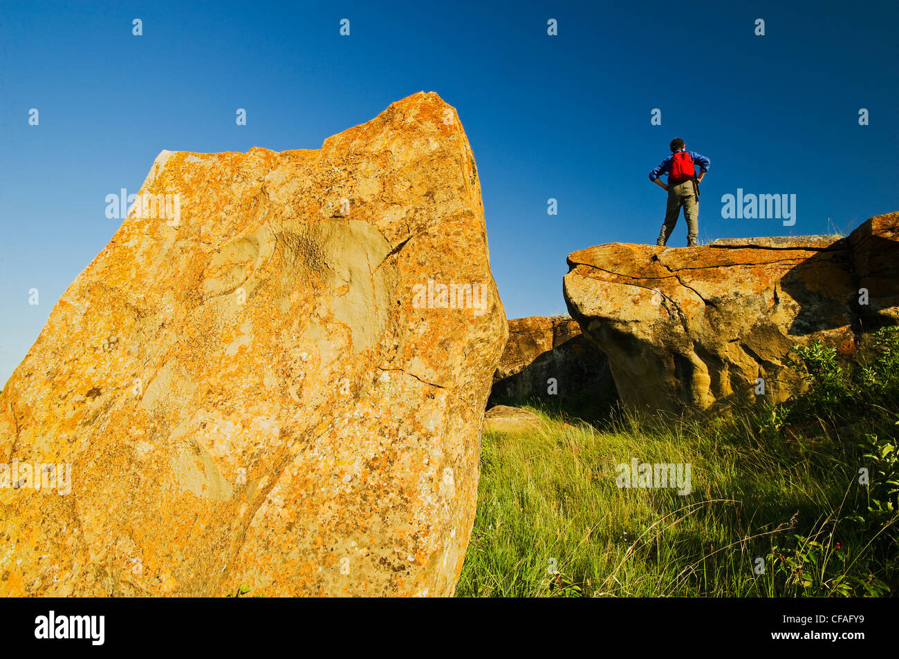 Wanderer auf Felsen in der Nähe von Roche Percee, Souris River Valley, Saskatchewan, Kanada Stockfoto