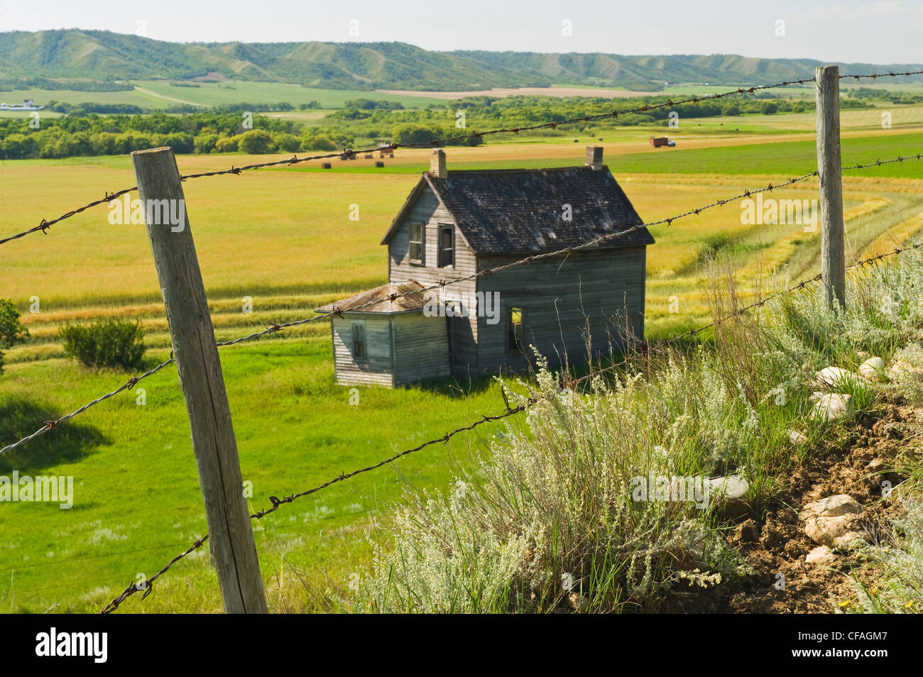 Nahaufnahme von Zaun und verlassenen Bauernhof in qu Tal, Saskatchewan, Kanada Stockfoto