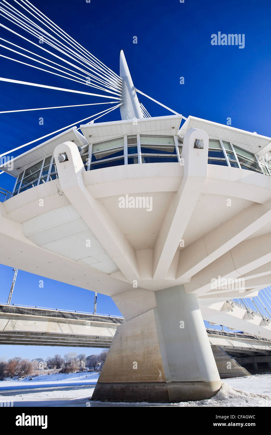 Esplanade Riel Fußgängerbrücke und es ist Restaurant, des Roten Flusses betrachtet. Winnipeg, Manitoba, Kanada. Stockfoto