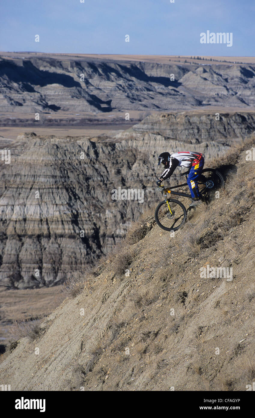 Ein junger Mann auf einer steilen Steigung in den Badlands in Drumheller, Alberta, Kanada. Stockfoto