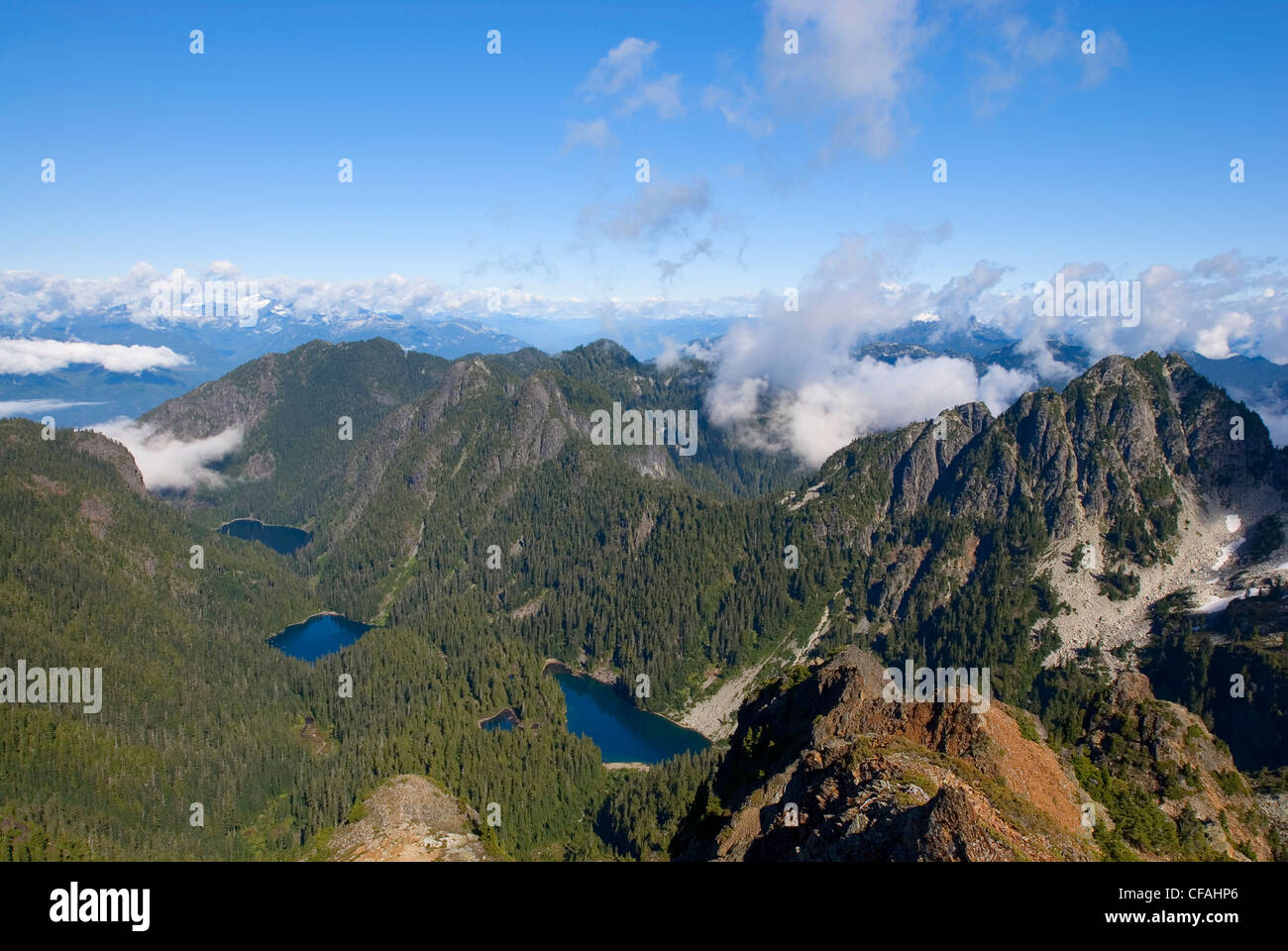 Deeks Lake(s) gesehen vom Gipfel des Mount Brunswick Coast Mountains, British Columbia, Kanada. Stockfoto