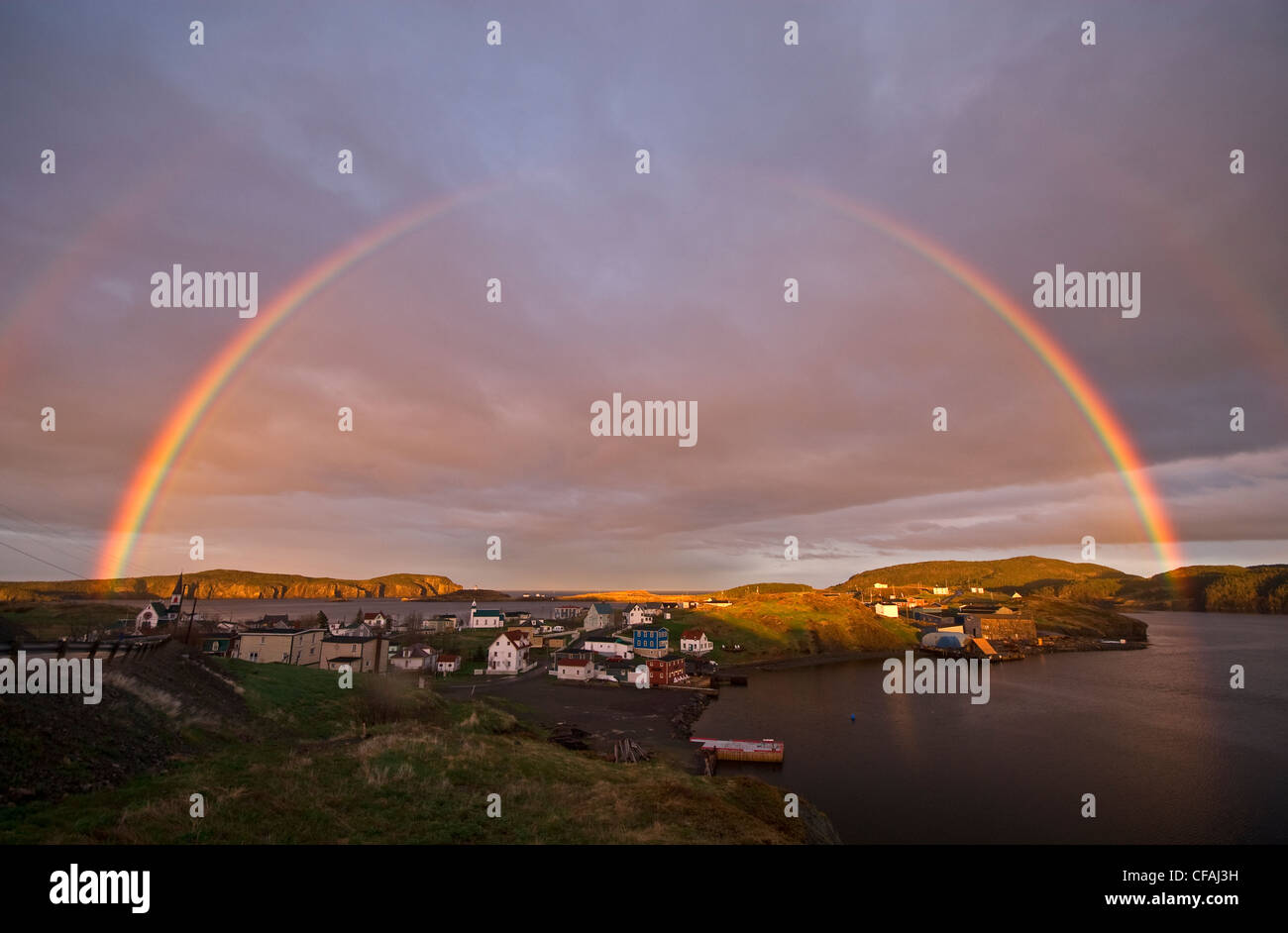 Doppelter Regenbogen über Trinity, Neufundland und Labrador, Kanada. Stockfoto