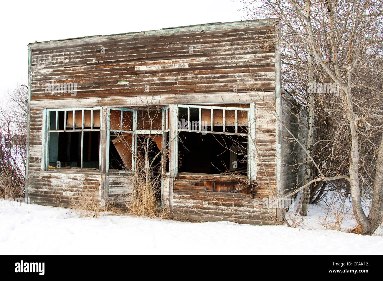 Verlassene hölzerne doppelseitige Shop ohne Fenster in Wostok, Alberta, Kanada. Stockfoto