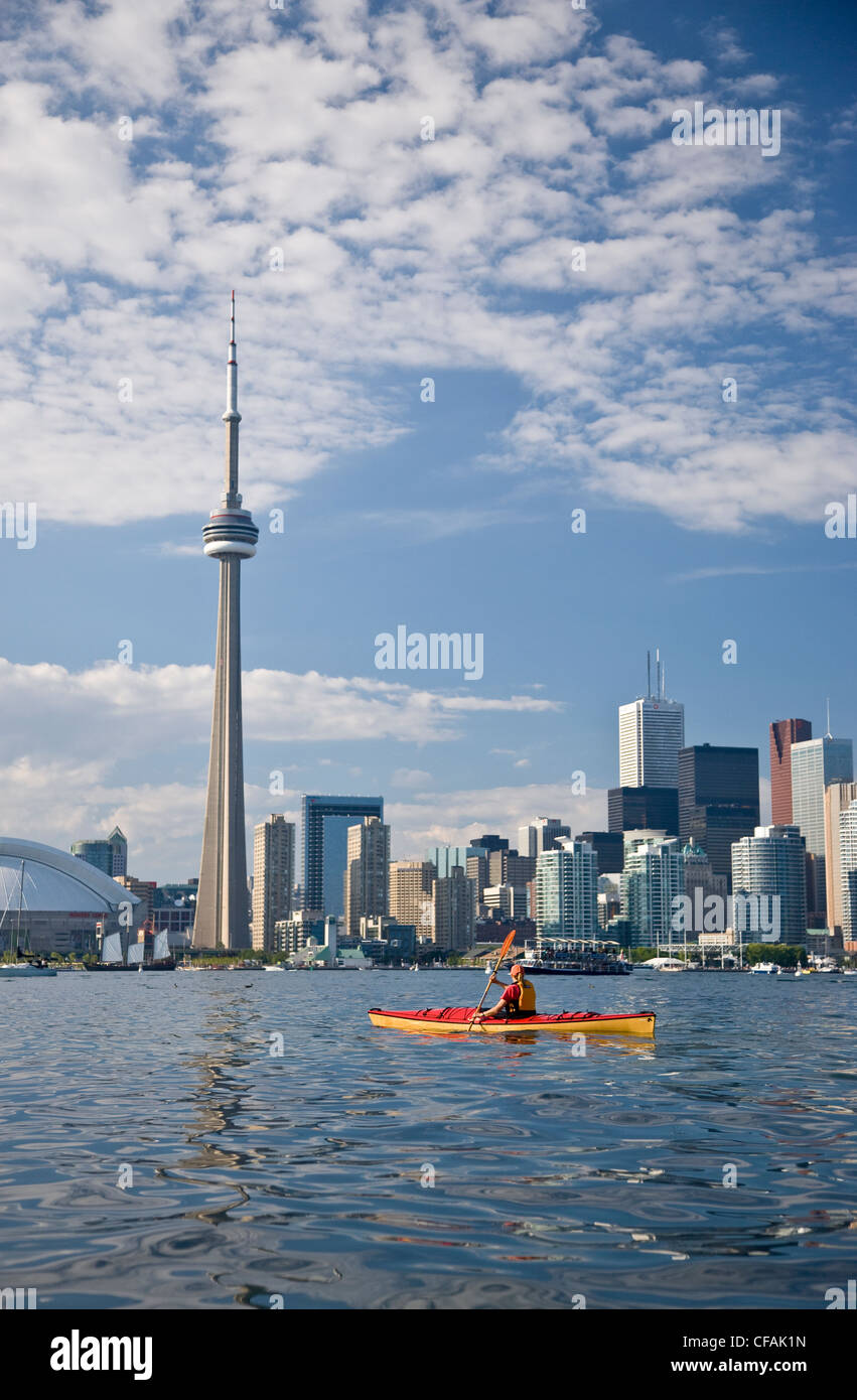 Kajakfahren auf der Mittelinsel in der Toronto Harbour, Lake Ontario, Toronto, Ontario, Kanada. Stockfoto