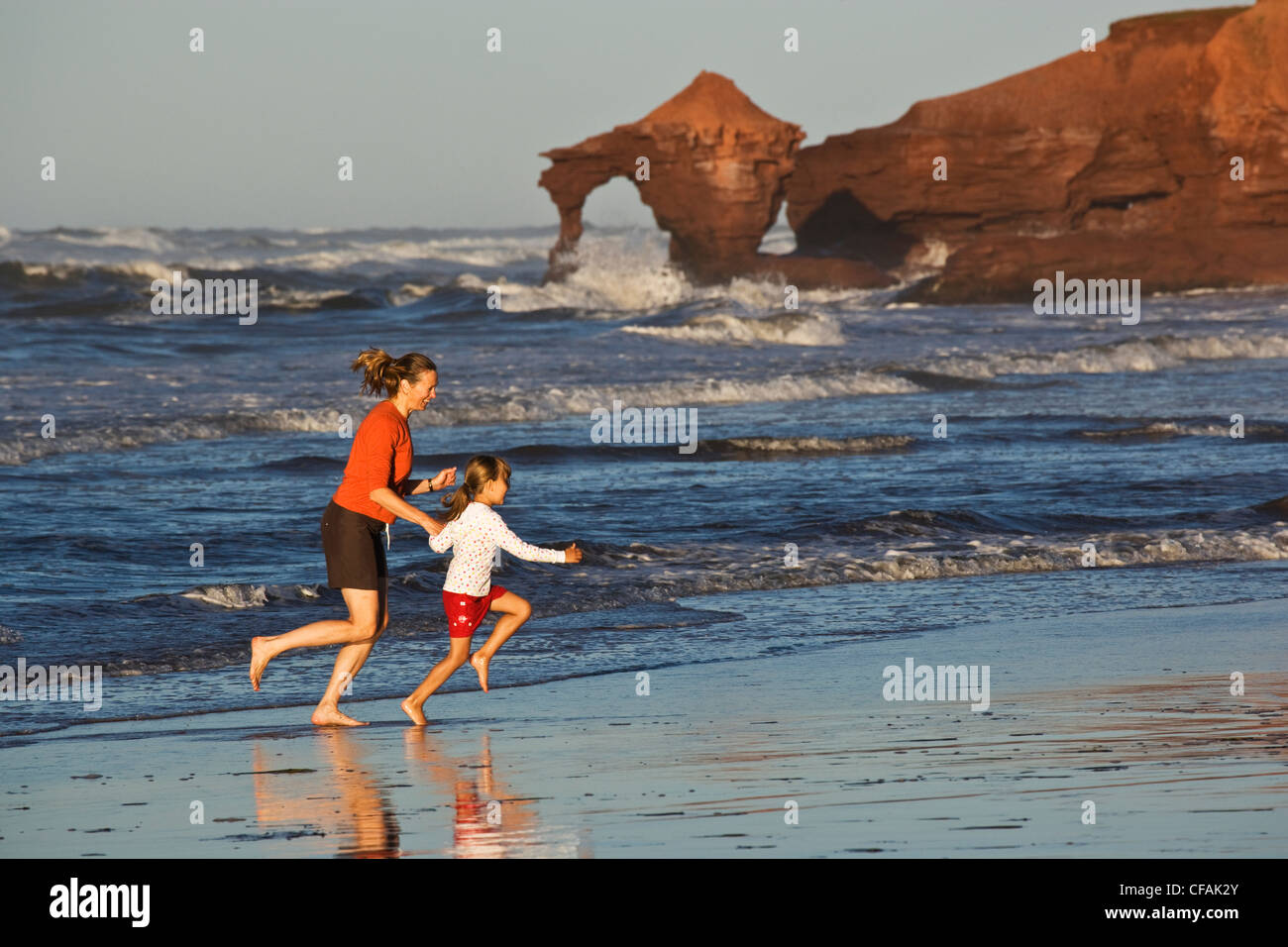 Junge Frau mit Tochter am Strand an Profitts Stelle in der Nähe von Darnley, Prince Edward Island, Kanada. Stockfoto