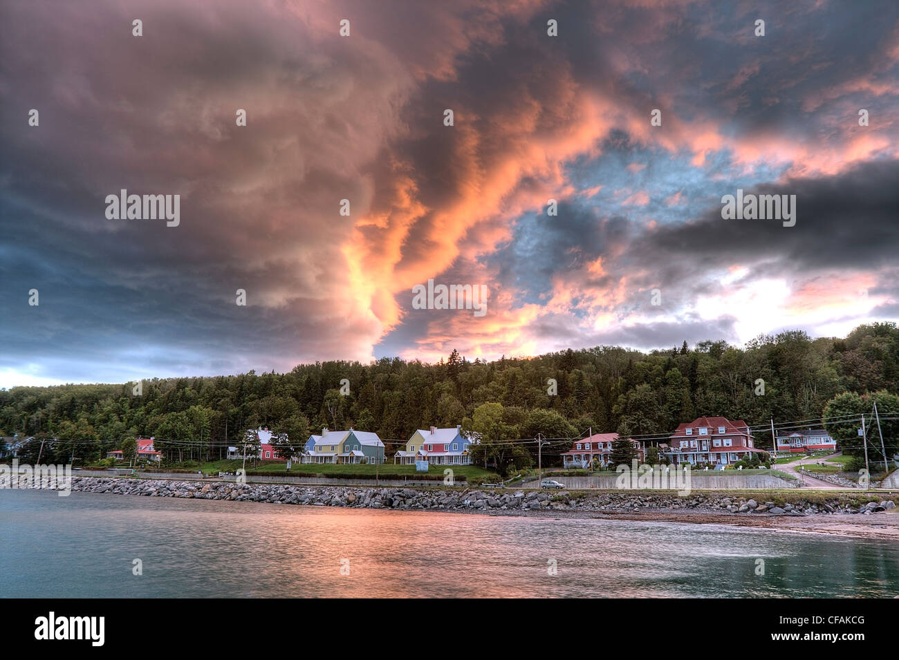 Bedrohliche Wolken über dem Dorf Saint-Irénée, Quebec, Kanada. Stockfoto