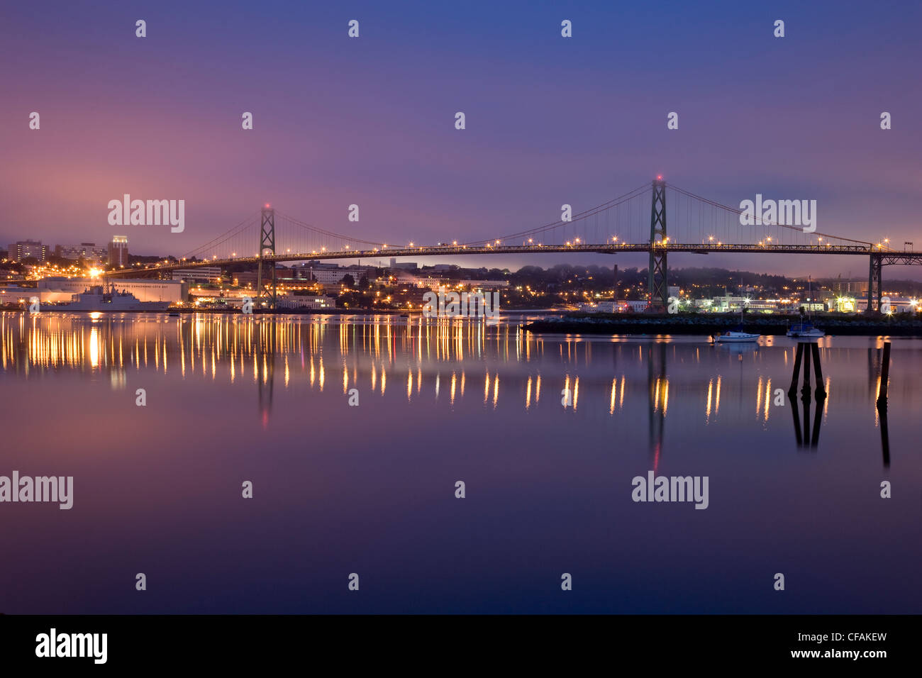 Angus L. Macdonald Bridge und Halifax Harbour, Halifax, Nova Scotia, Kanada Stockfoto