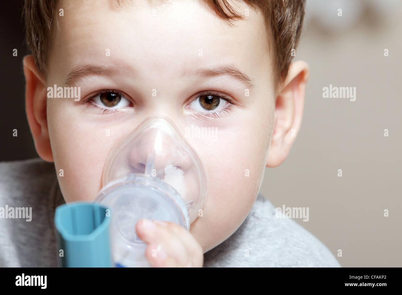 Nahaufnahme Bild kleiner Junge mit Inhalator für Asthma. Stockfoto