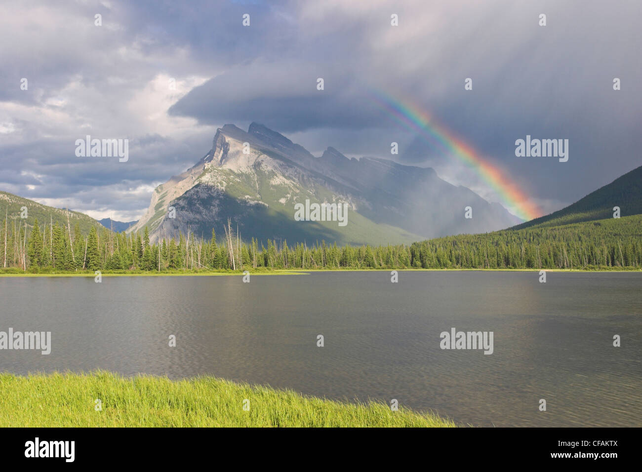 Ein schöner Regenbogen über Mount Rundle in Banff Nationalpark, Alberta, Kanada Stockfoto