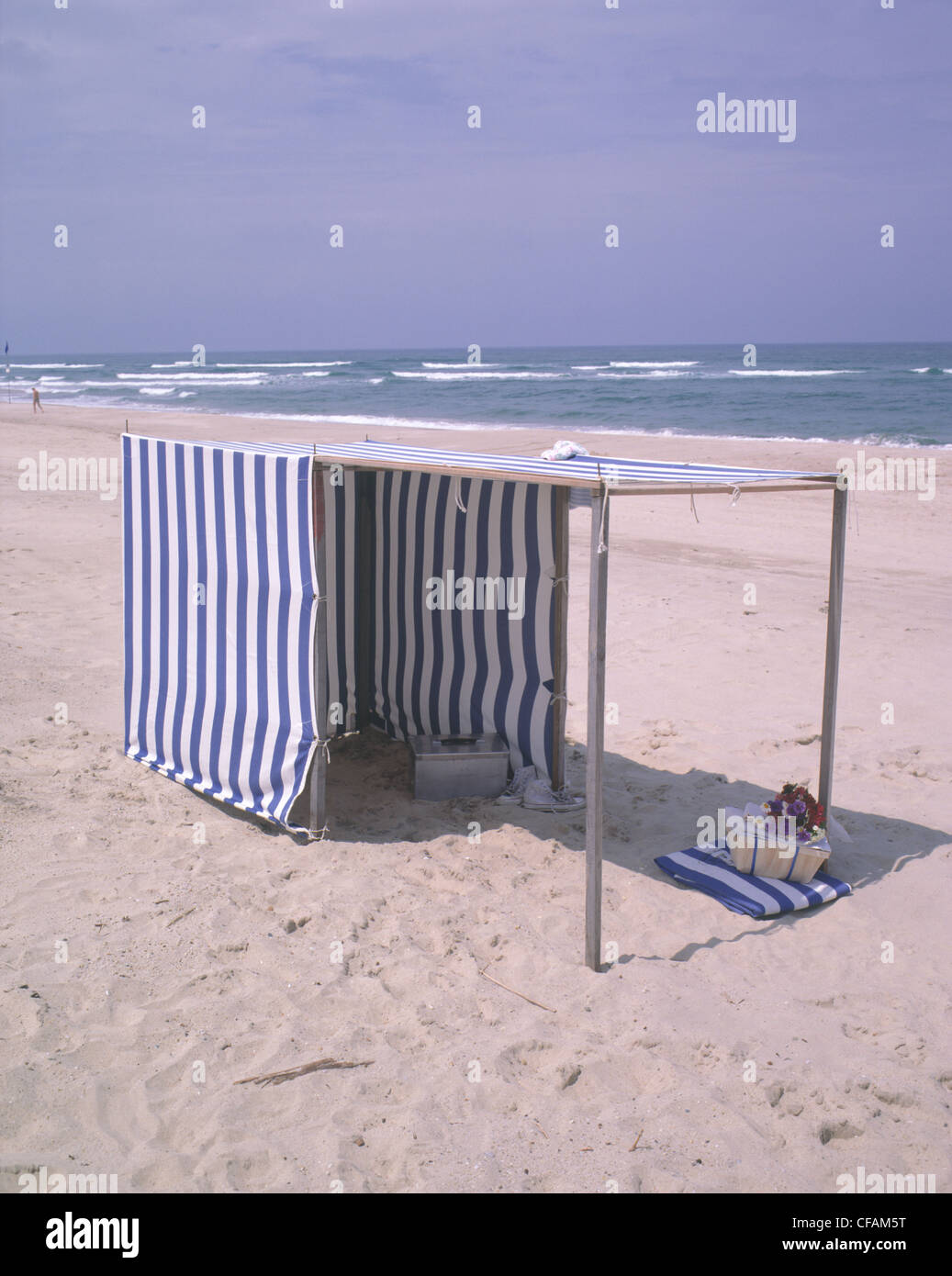 Dennoch: Picknick (blau - weißes Zelt am Strand) Stockfoto