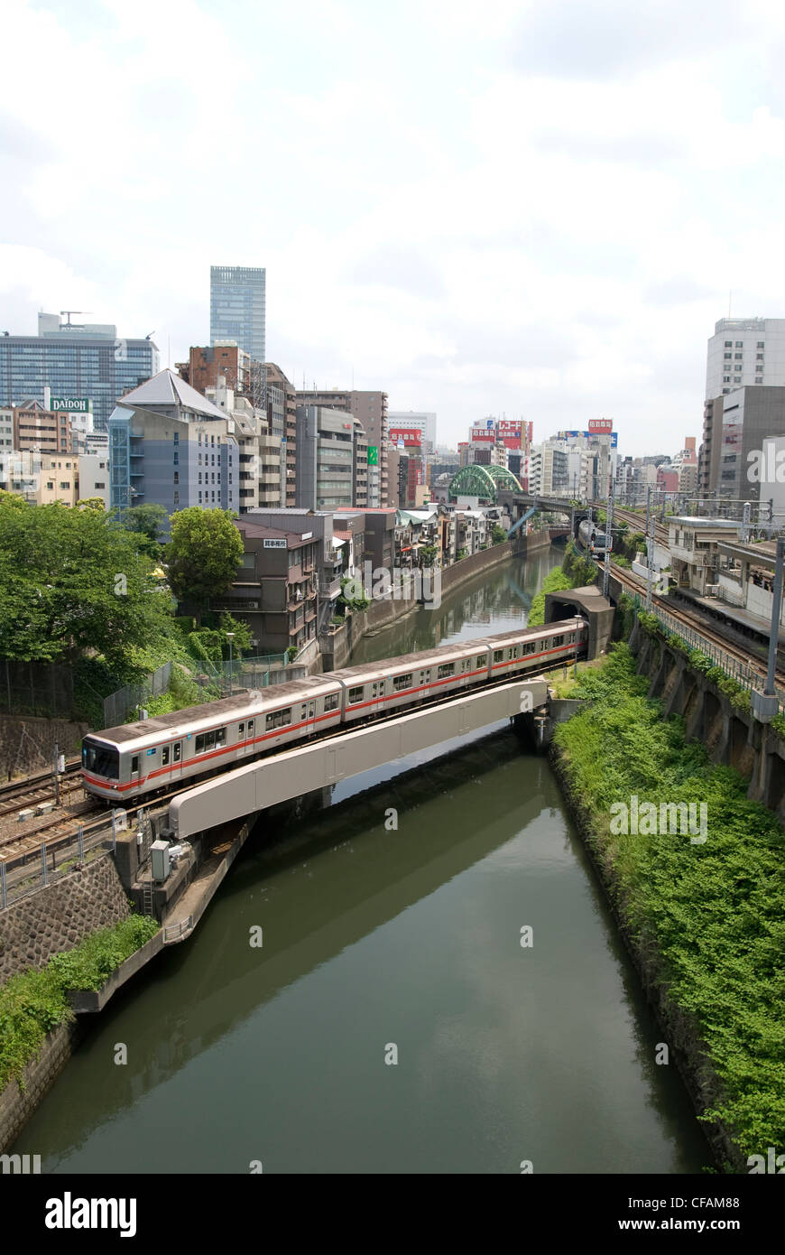 Ein Zug von der Tokyo Metro Marunouchi-Linie kreuzt Flusses Kanda. Ochanomizu, Tokio, Japan. Stockfoto