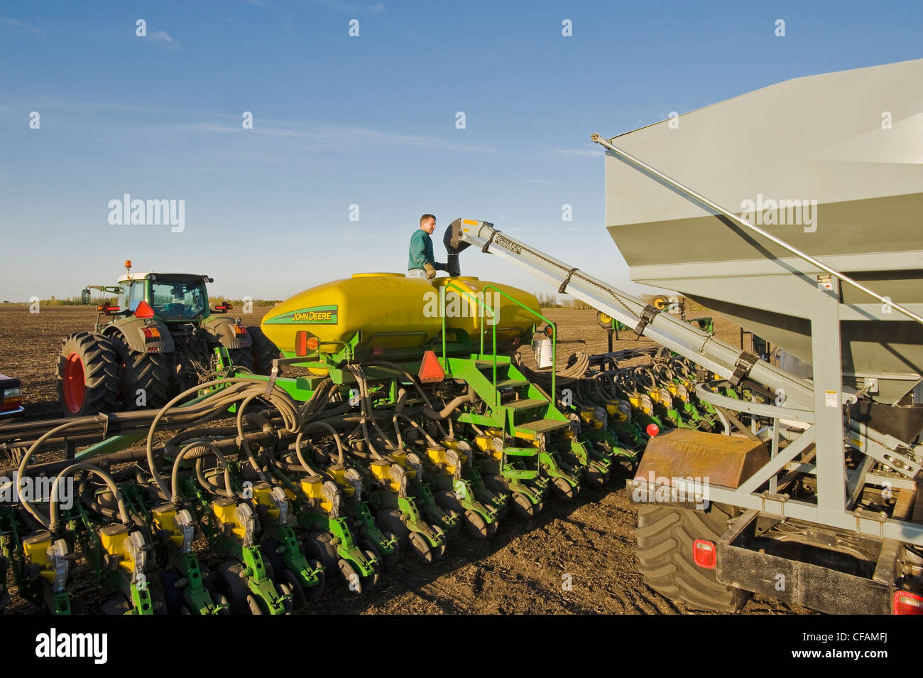 ein Bauer lädt einen Sämaschine Tank mit Soja-Saatgut, in der Nähe von Lorette, Manitoba, Kanada Stockfoto