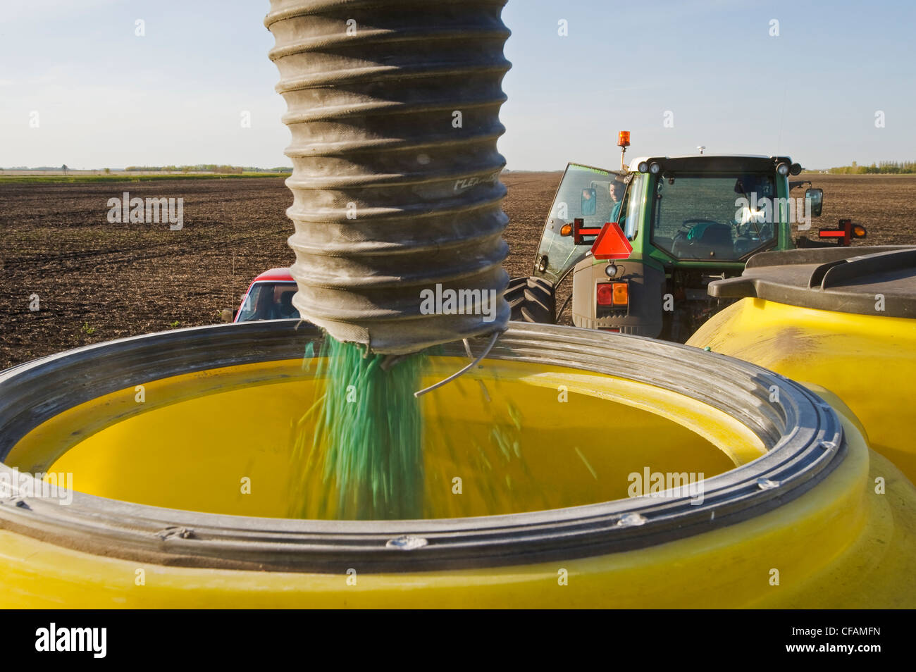 Bauern laden einen seeding Tank mit Soja-Saatgut in der Nähe von Lorette, Manitoba, Kanada Stockfoto