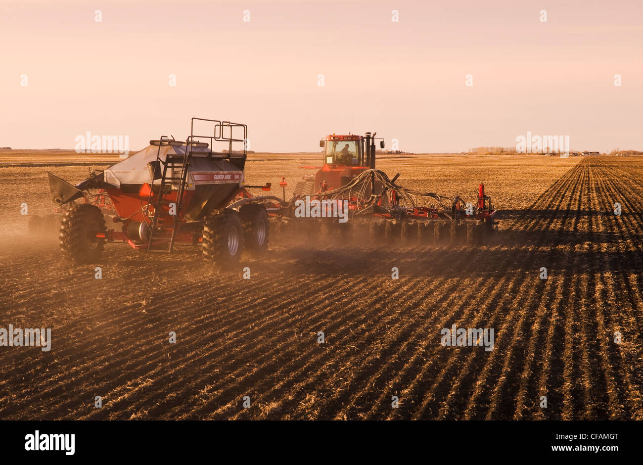 bewegliche Traktor und und Luft bis Sämaschine, die Anpflanzung von Getreide, Lorette, Manitoba, Kanada Stockfoto
