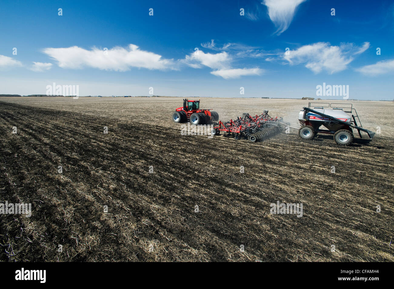 bewegliche Traktor und und Luft bis Sämaschine Pflanzen Weizen, in der Nähe von Dugald, Manitoba, Kanada Stockfoto