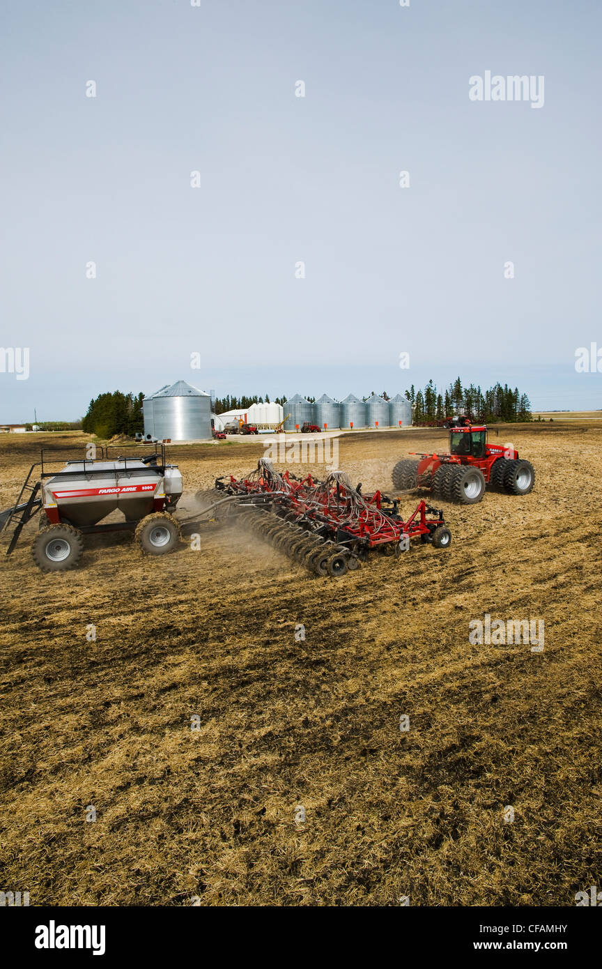 bewegliche Traktor und und Luft bis Sämaschine Bepflanzung Raps im Korn Stoppeln, in der Nähe von Dugald, Manitoba, Kanada Stockfoto