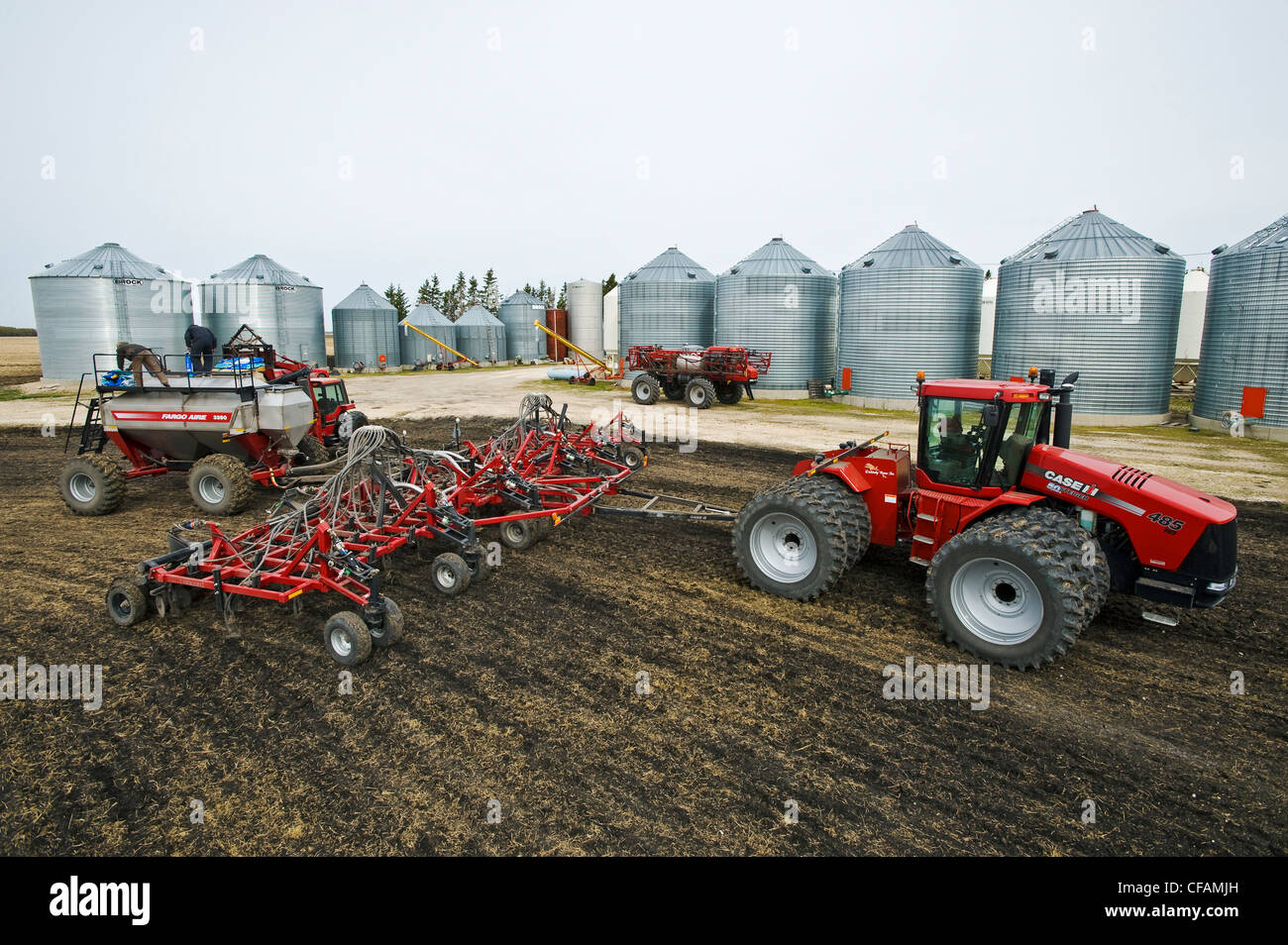 Bauern laden einen seeding Tank neben Hof, in der Nähe von Dugald, Manitoba, Kanada Stockfoto
