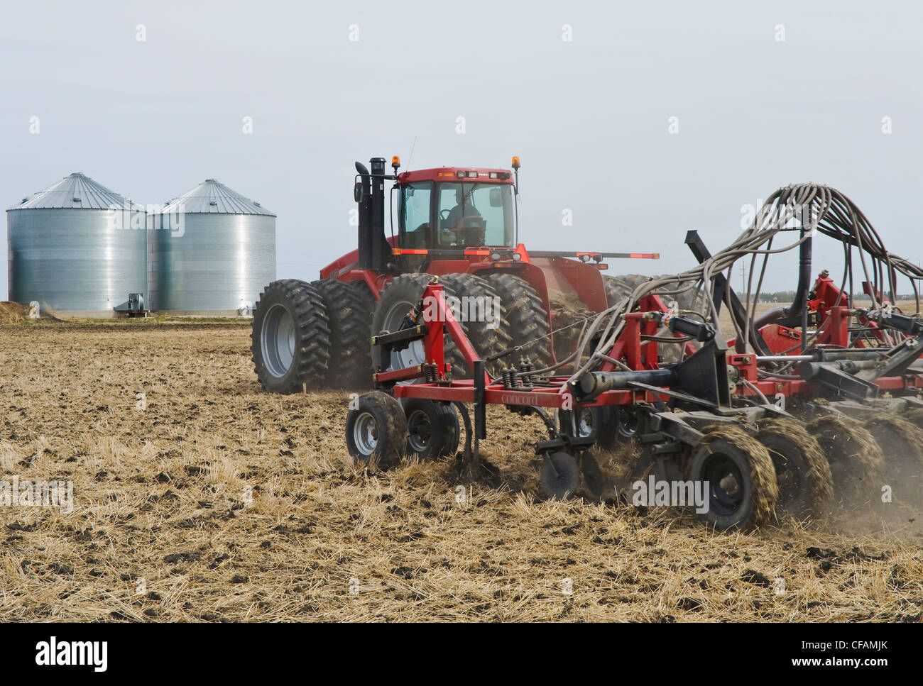 bewegliche Traktor und und Luft bis Sämaschine, die Anpflanzung von Getreide in Raps Stoppeln, in der Nähe von Dugald, Manitoba, Kanada Stockfoto