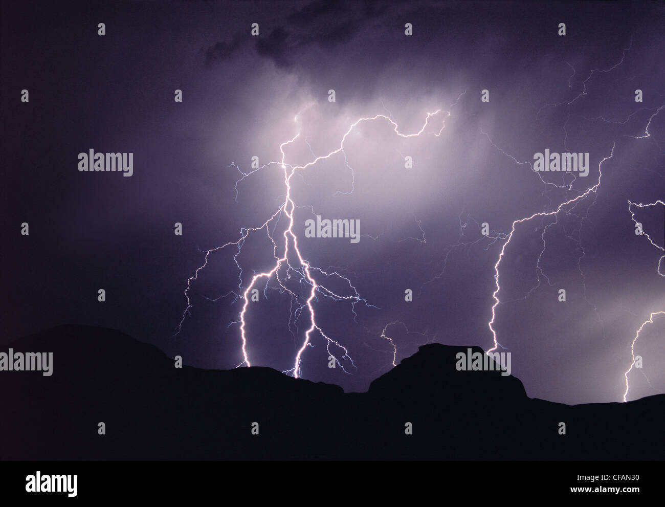 Blitz Sturm in der Nacht über Burg Butte, Big Muddy Badlands, Saskatchewan, Kanada Stockfoto