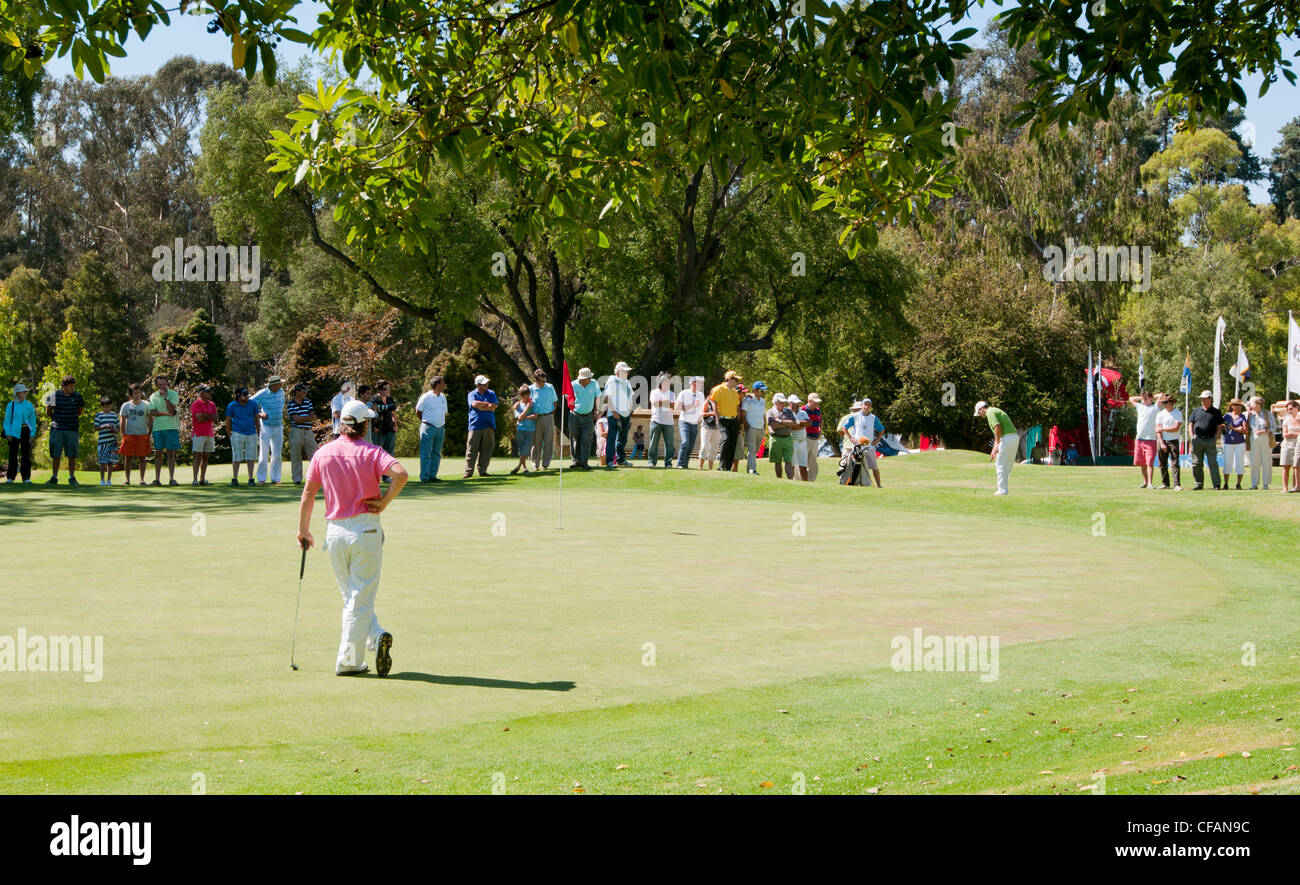 Zuschauer und Golfer unbekannt. Championship-Golfplatz. Unbekannte Golfer auf dem Golfplatz. Zuschauer sehen Golfer zu championsh Stockfoto