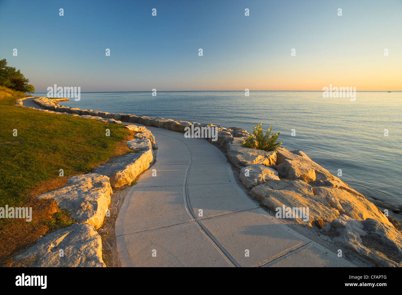 Pflasterweg entlang der Ufer des Lake Ontario bei Sonnenaufgang, Niagara-on-the-Lake, Ontario, Kanada Stockfoto