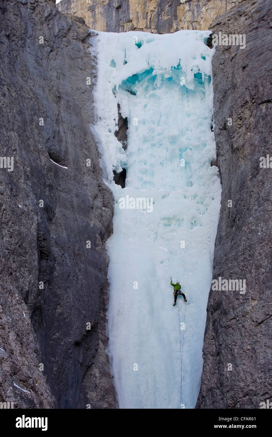 Ein Eiskletterer hochschieben Berg bei Ghost River, Alberta, Kanada Stockfoto
