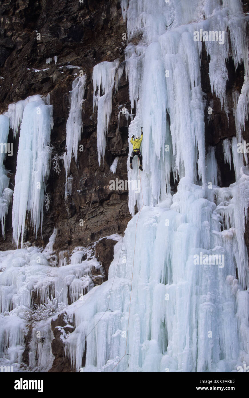 Ein Eiskletterer auf seinem Weg von Wiser Deluxe WI 5, Grand Manan Island, New Brunswick, Kanada Stockfoto