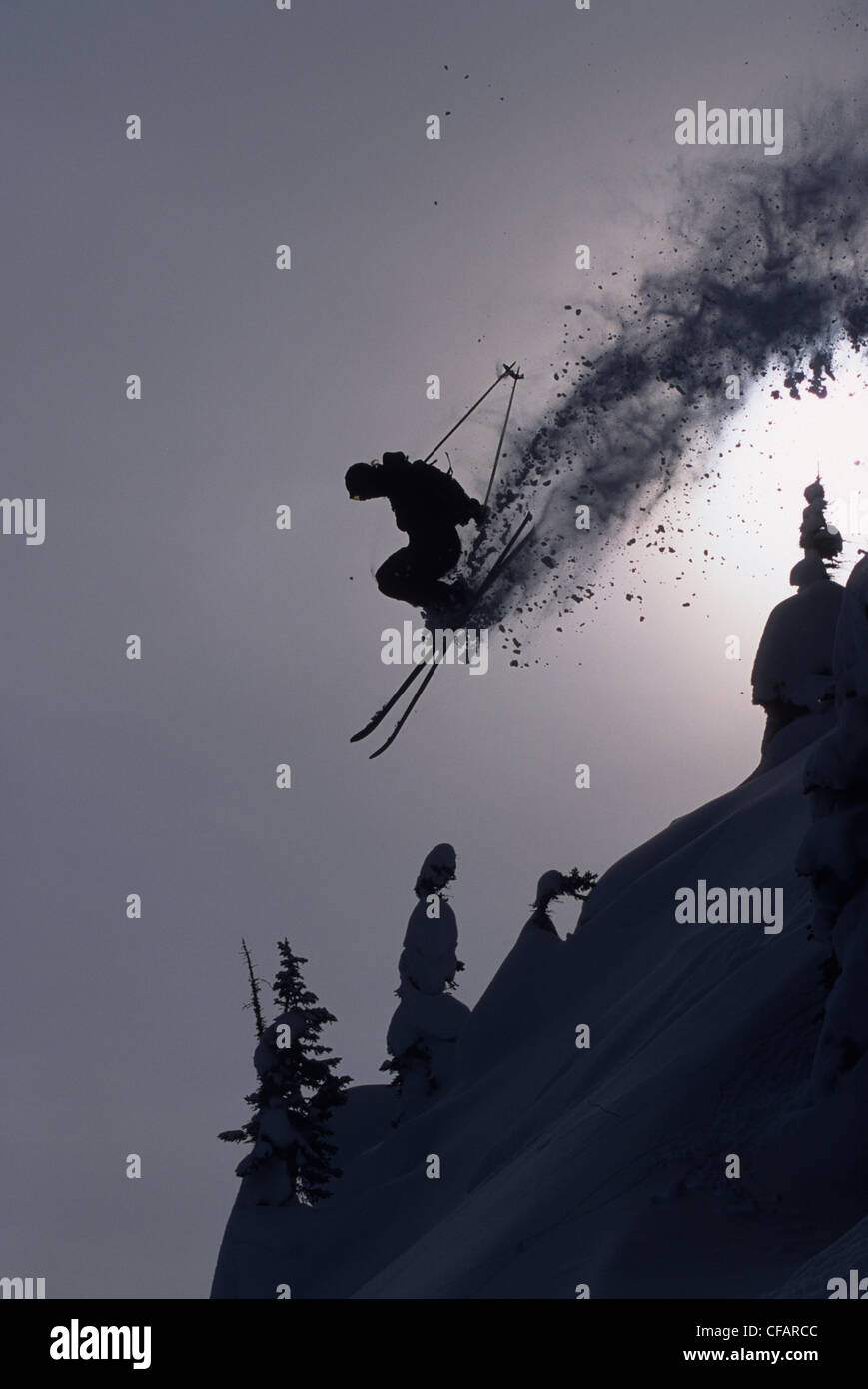 In der Luft Skifahrer am Kicking Horse Resort, Golden, British Columbia, Kanada Stockfoto