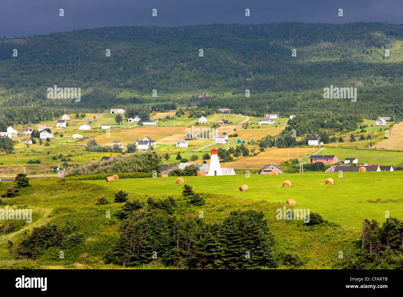 Heuballen und Bauernhöfe in Margaree, Cape Breton, Nova Scotia, Kanada. Stockfoto