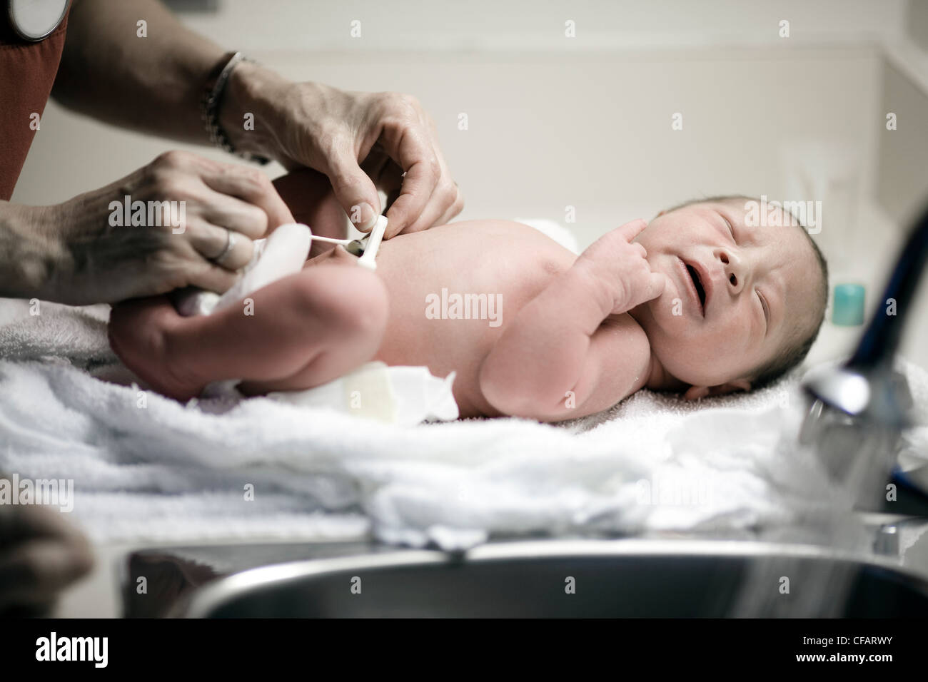 3 Tage altes Baby junge gewaschen zum ersten Mal in der Wanne am Klinikum Chateauguay, Quebec, Kanada Stockfoto