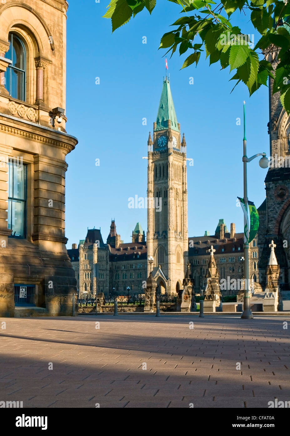 Peace Tower erhebt sich über den Houses of Parliament und gesehen von Elgin Street, Ottawa, Ontario, Kanada Stockfoto