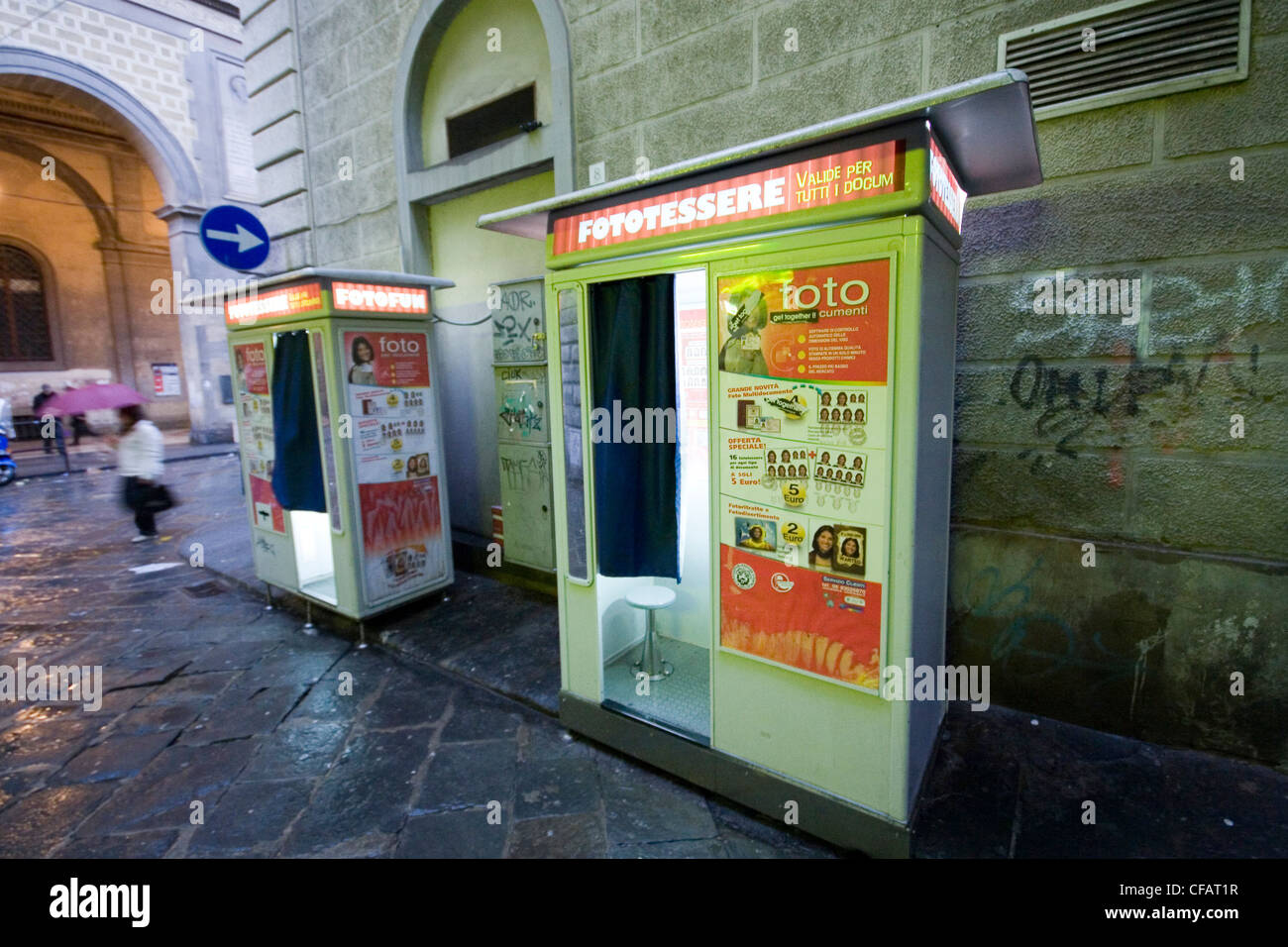 Zwei Fotoautomaten am Straßenrand in Florenz Italien Stockfoto