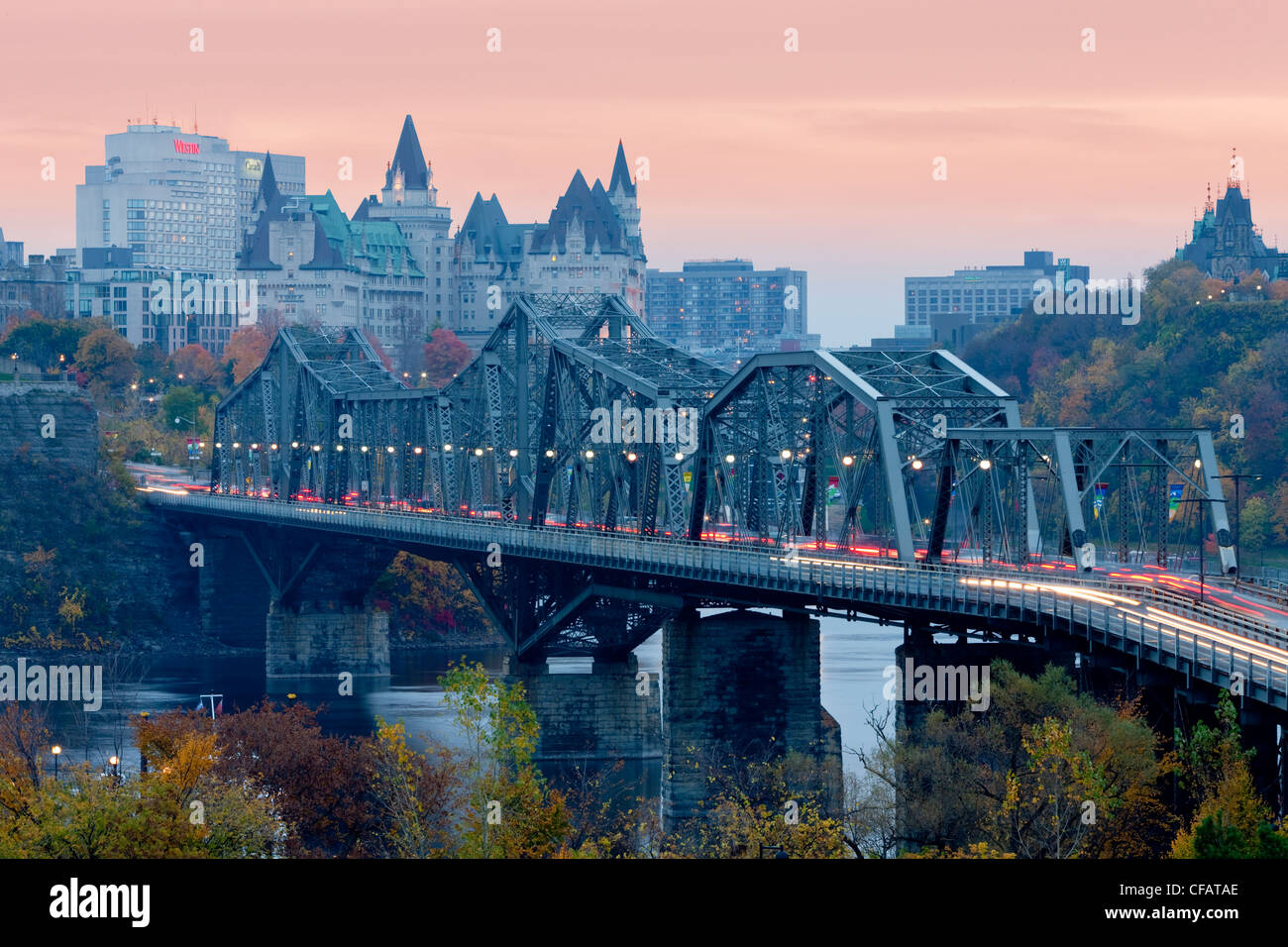 Blick von Ottawa, Ontario in der Abenddämmerung Rumpf, Quebec, Kanada. Stockfoto
