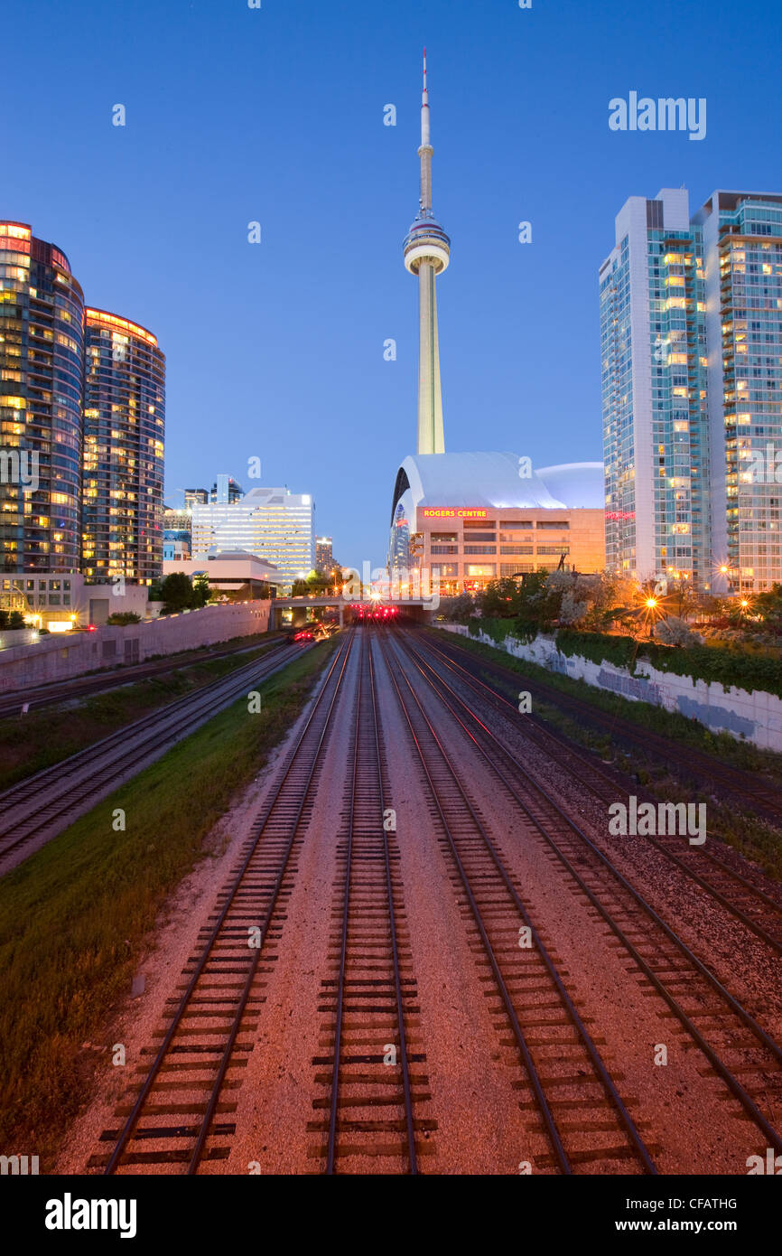 Blick auf den CN Tower und Toronto Skyline bei Nacht, Toronto, Ontario, Kanada. Stockfoto