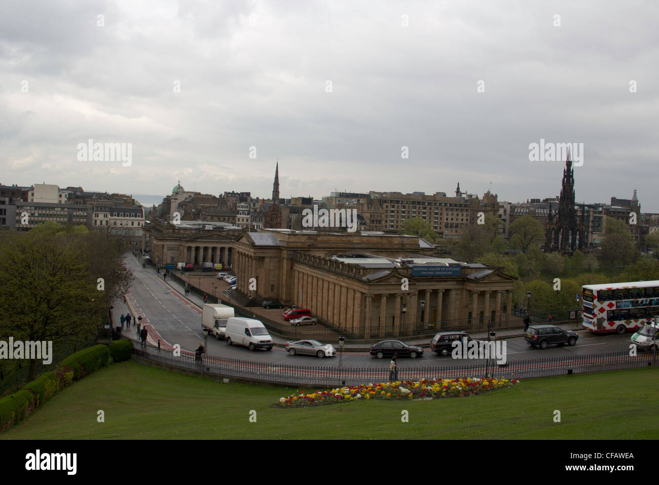 Blick vom Edinburgh Castle. Von den Höhen erhalten Sie einen Blick auf die National Gallery zusammen mit der Straße zu einer Runde und Autos Stockfoto