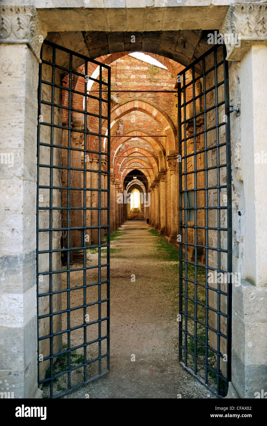 Der alte Eingang der Abtei San Galgano in der Toskana Stockfoto