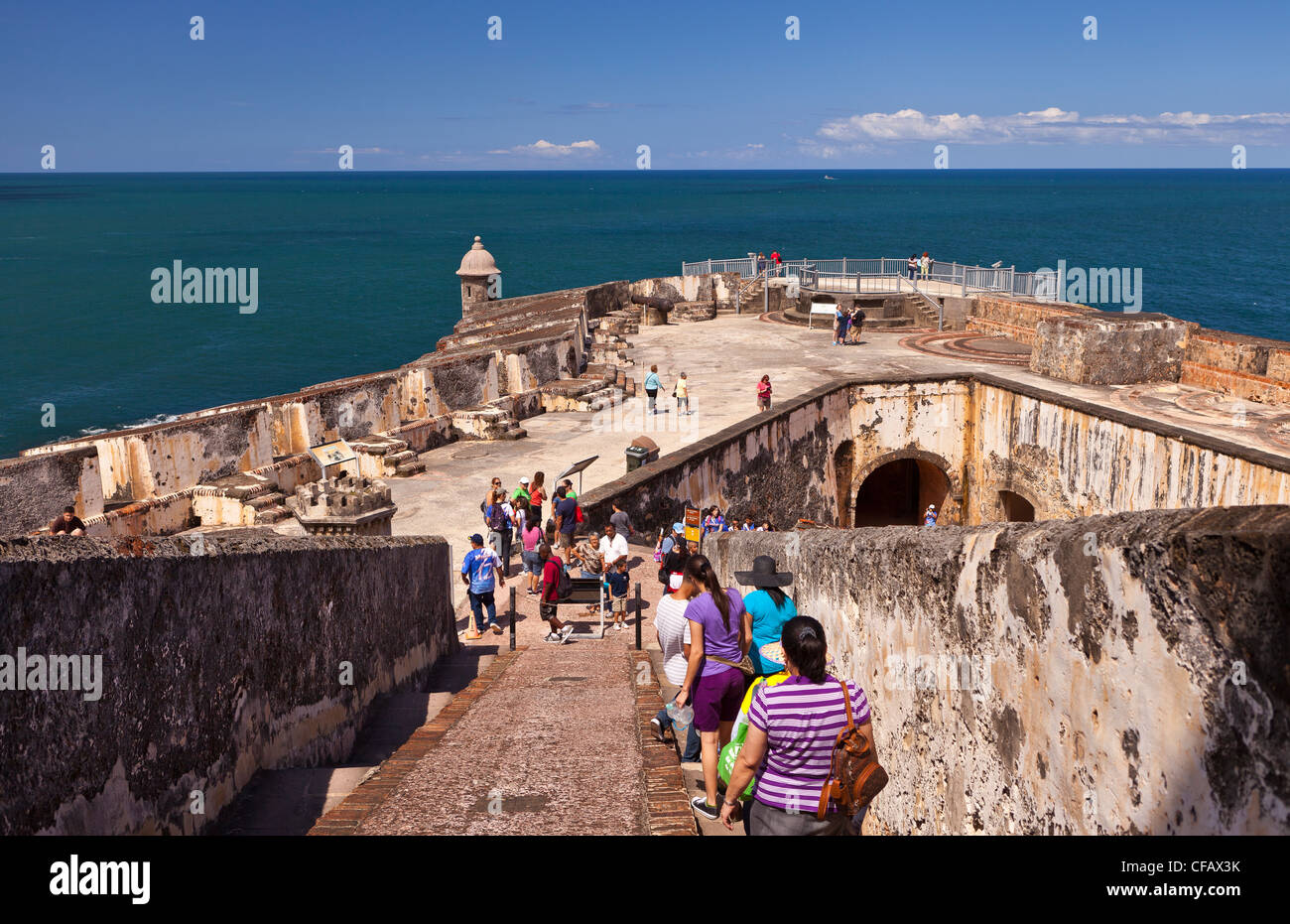 OLD SAN JUAN, PUERTO RICO - Touristen besuchen Castillo San Felipe del Morro, historische Festung. Stockfoto