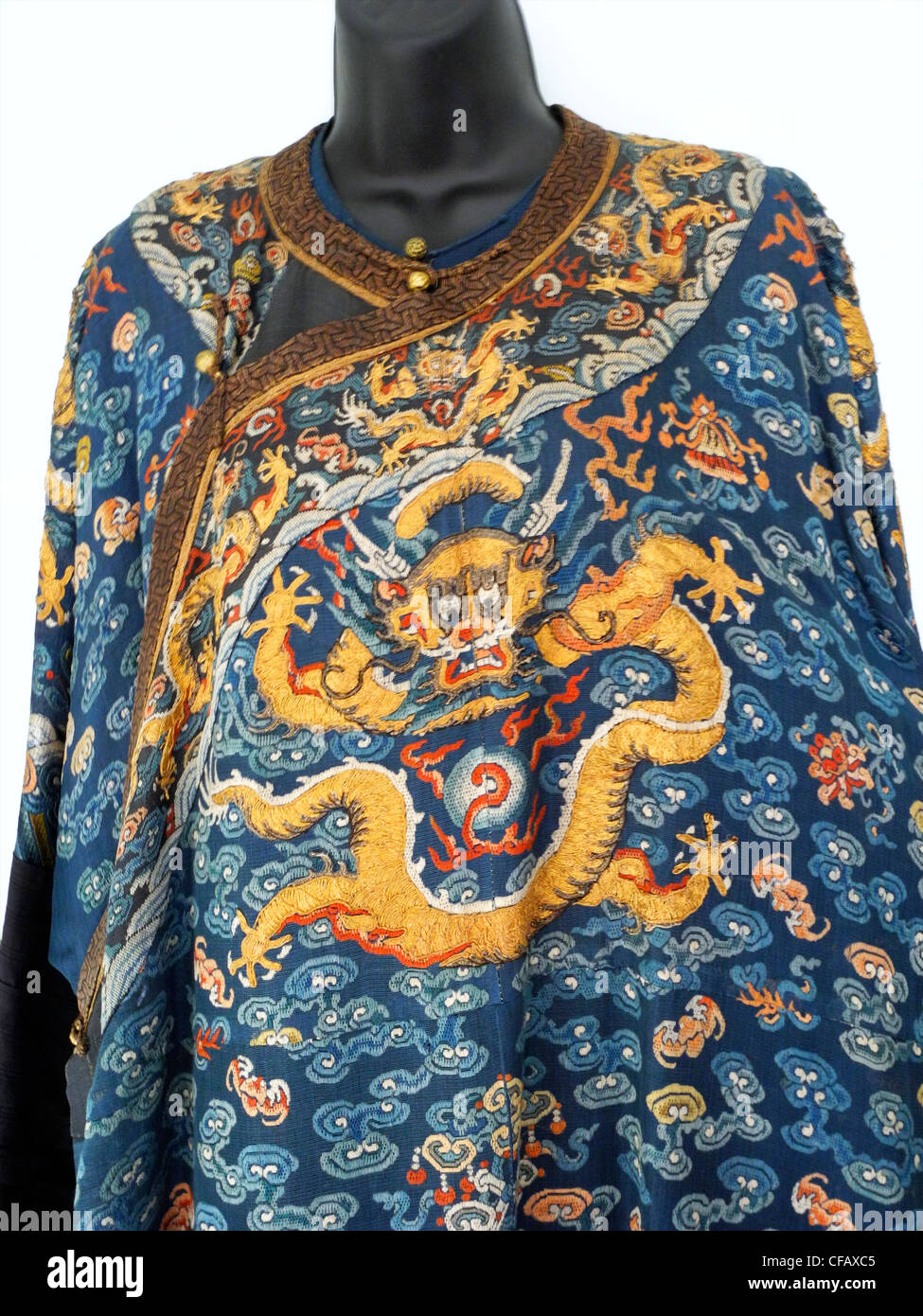 Ein chinesischer Drache Gewand aus der Qing-Dynastie des 19. Jahrhunderts. Gewebte und gestickte mit Goldfäden und Seide, neun Drachen darstellen. Stockfoto