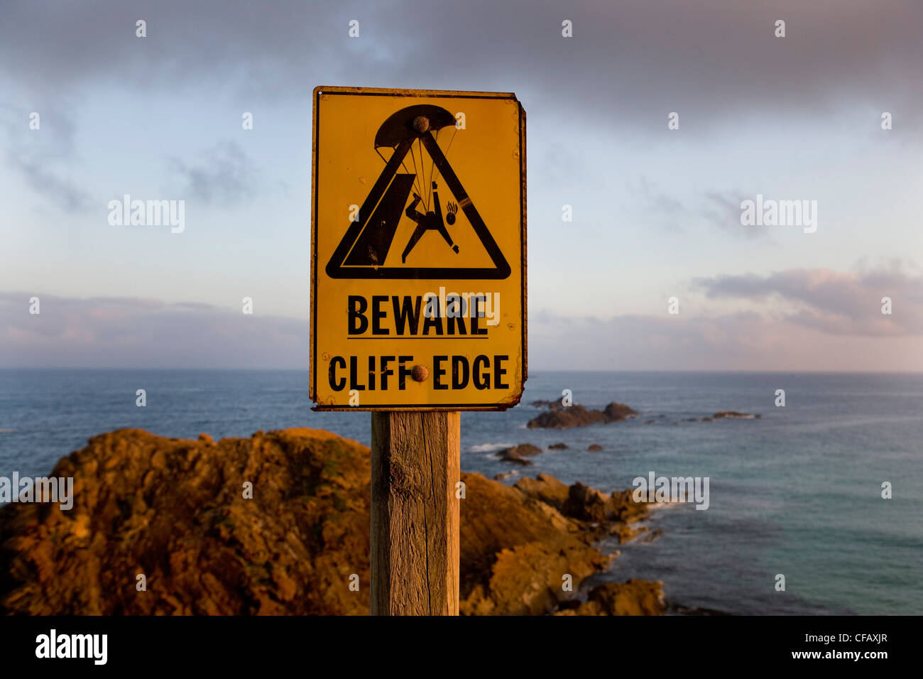 Zeichen für gefährliche Klippen mit humorvollen Graffiti an der Küste von Australien hinzugefügt. Stockfoto