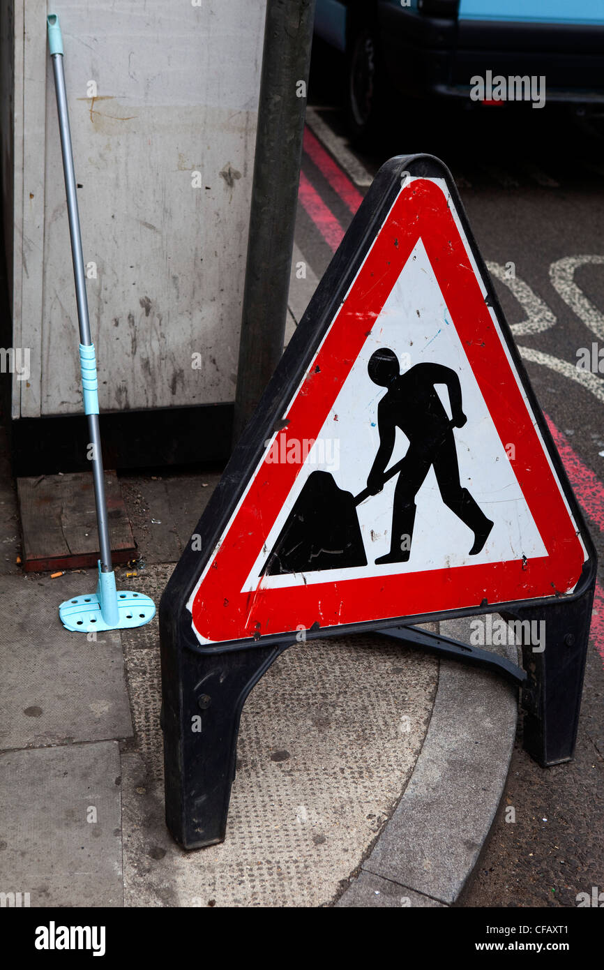 Dreieckige Zeichen für die Leitung der Fußgänger rund um London Baustellen Stockfoto
