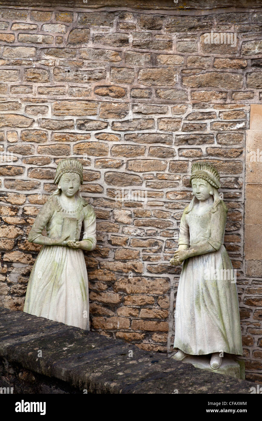 Statuen an der Wand von The Blue House, Frome, Somerset Stockfoto