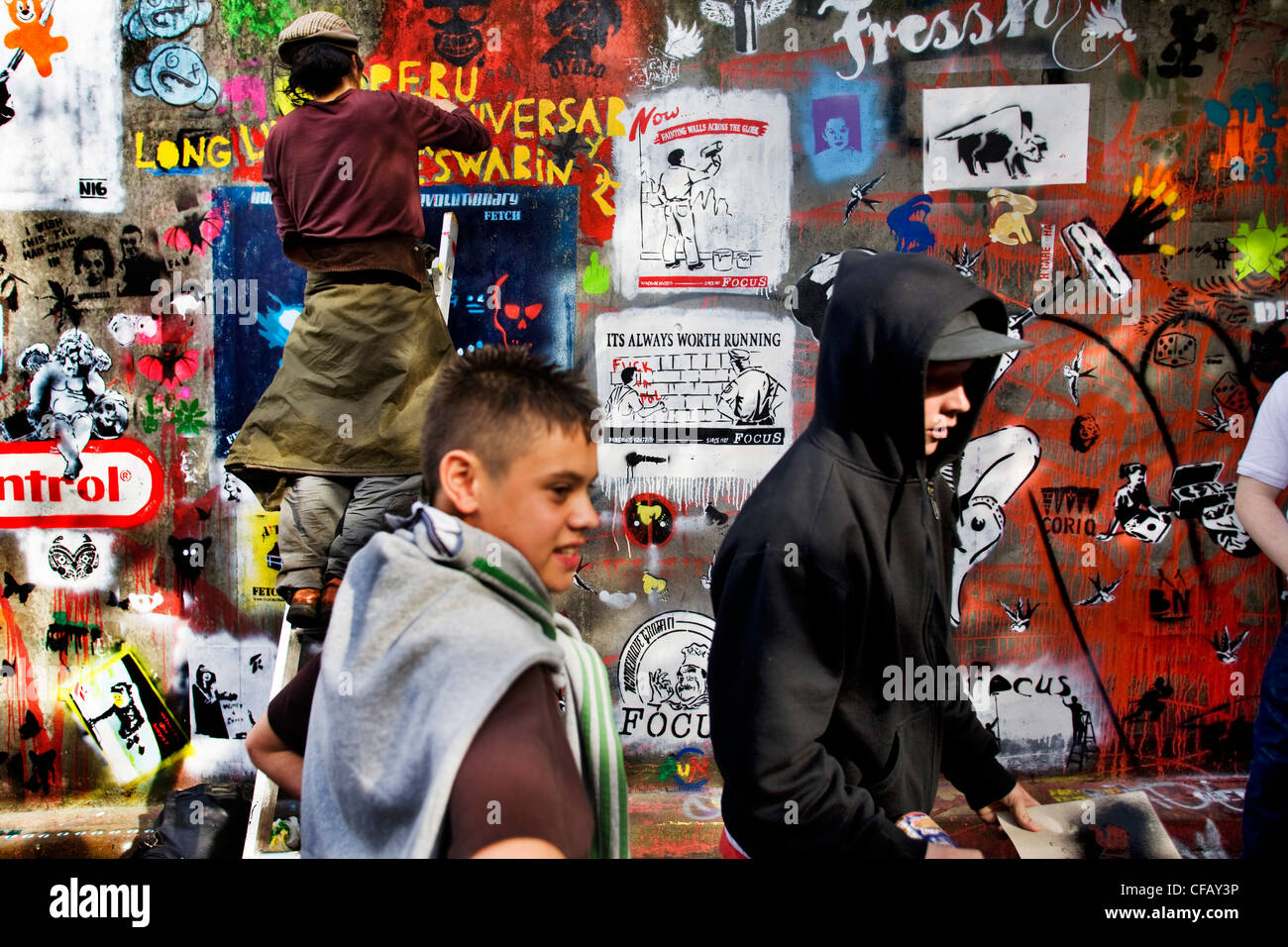 Graffiti-Kunst auf dem Dosen-Festival von Banksy erscheinen mit der Arbeit von 29 anderen Künstlern in einem Tunnel in Waterloo, London. Stockfoto