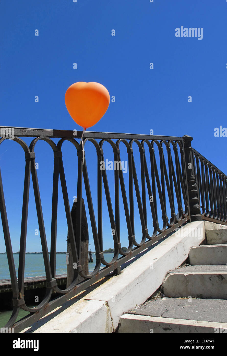Herz, Liebe, Symbol, Konzepte, Emotion, Ballon, rot, Zaun, Geländer, Stufen Stockfoto