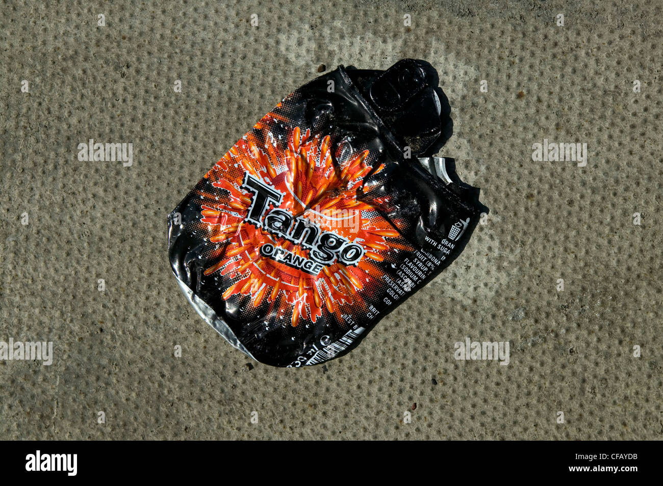 Zerkleinerte Tango trinken kann auf Asphalt, London Stockfoto